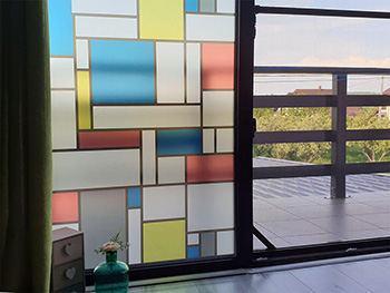 Folie geam autoadezivă Mondrian, Folina, model geometric multicolor, 100 cm lăţime
