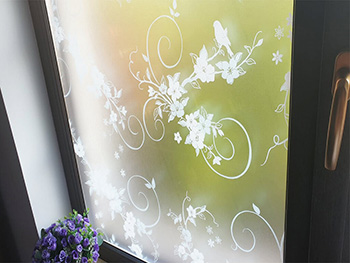 Folie geam autoadezivă, Folina Bird, sablare cu imprimeu floral alb și păsări, rolă de 90x300 cm, racletă pentru aplicare inclusă
