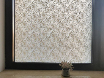 Folie geam autoadezivă Reya, Folina, imprimeu alb, 100 cm lăţime