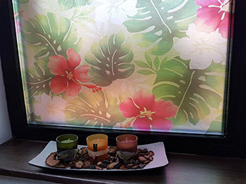 Folie geam autoadezivă Tropical, MagicFix, model floral exotic, rola de 100x160 cm 