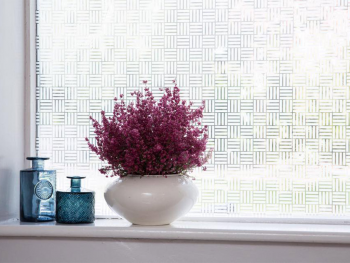 Folie geam autoadezivă Arlo, cu model geometric alb pe fundal transparent, rolă de 75x300 cm