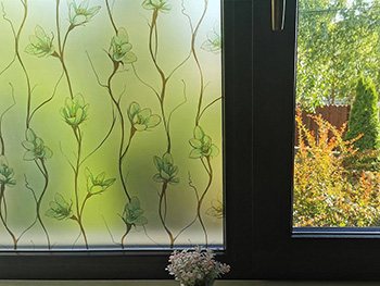 Folie geam autoadezivă, Folina, sablare cu model floral verde, 100 cm lăţime folie-geam-sablare-cu-model-floral-verde-3841