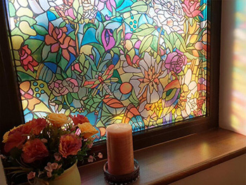 Folie geam autoadezivă Tulia, d-c-fix, sablare cu model tip vitraliu floral multicolor, rolă de 45X500 cm, cu racleta si cutter