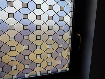 Folie geam autoadezivă mozaic Rhomb, Folina, sablare cu model geometric, lățime 90 cm