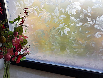 Folie geam autoadezivă Damast, d-c-fix, sablere cu imprimeu floral, translucidă, rolă de 67 cm x 5 metri
