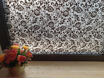 Folie geam autoadezivă Nera, Folina, imprimeu floral negru, rola de 90x200 cm