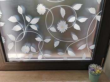 Folie geam autoadezivă Carla, Folina, sablare cu imprimeu floral alb, 100 cm folie-geam-autoadeziva-carla-folina-imprimeu-floral-alb-100-cm-latime-4084
