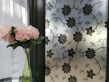 Folie geam autoadezivă Dora, Folina, sablare cu imprimeu floral negru, lățime 100 cm
