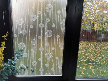 Folie geam autoadezivă Folina Strings, sablare cu model geometric alb, 90 cm latime