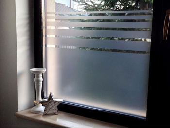 Folie geam autoadezivă sablare gri, PET transparent cu dungi decorative – lățime 60 cm, vânzare la metru liniar