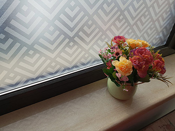 Folie geam autoadezivă Gladys, Folina, sablare cu model geometric gri, rolă de 100x170 cm folie-geam-autoadeziva-gladys-5094