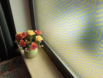 Folie geam autoadezivă Kara, Folina, sablare cu model geometric galben, 100 cm lăţime