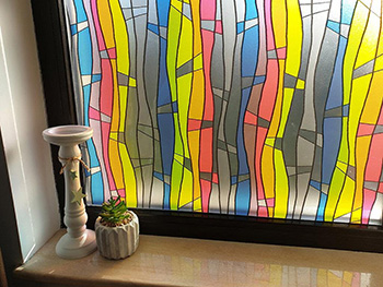 Folie geam autoadezivă Zita, Folina, sablare tip vitraliu multicolor, rolă de 85x200 cm folie-geam-autoadeziva-colorata-zita-7121