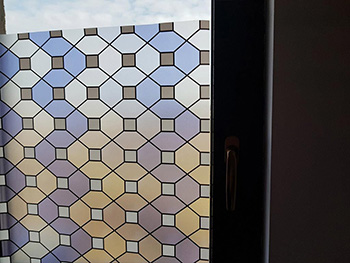 Folie geam autoadezivă mozaic Rhomb, Folina, sablare cu model geometric, lățime 90 cm