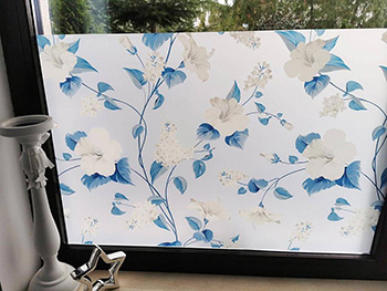 Folie geam autoadezivă, Folina, imprimeu floral albastru, 152x200 cm, racletă inclusă folie-geam-autoadeziva-folina-model-floral-albastru-152-cm-2424