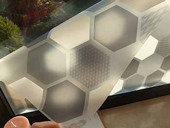Folie geam electrostatică Wido, d-c-fix, model hexagoane gri - 90 cm lăţime