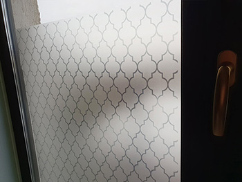 Folie geam autoadezivă Atalila, Folina, model geometric gri, 100 cm lăţime