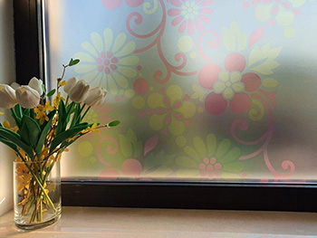Folie geam autoadezivă Clara, sablare cu imprimeu floral, multicolor, 100x200 cm folie-geam-autoadeziva-clara-8353