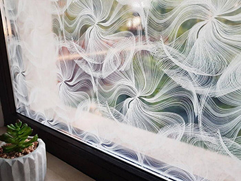 Folie geam autoadezivă Tara, d-c-fix, imprimeu floral, translucid, 67 x 200 cm
