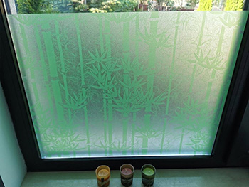 Folie geam autoadezivă Bambus verde, Folina, imprimeu crengi bambus, 90 cm lățime 