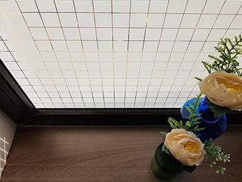 Folie geam autoadezivă Office Square, Folina, model cu pătrate albe, 122 cm lăţime
