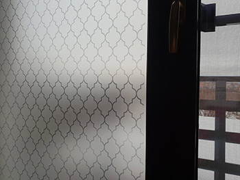 Folie geam autoadezivă Atalila, Folina, model geometric gri, 100 cm lăţime