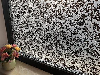 Folie geam autoadezivă Nera, Folina, sablare cu imprimeu floral negru, rola de 90x130 cm