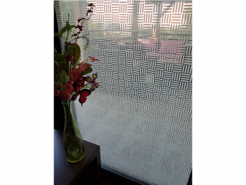 Folie geam autoadezivă Arlo, cu model geometric alb pe fundal transparent, rolă de 75x200 cm + accesorii aplicare