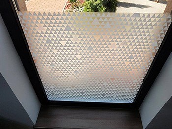 Folie geam autoadezivă Paxton, MagicFix, model geometric alb, 90 cm lăţime