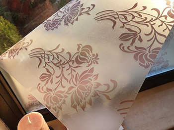 Folie geam autoadezivă Floris, Folina, sablare cu imprimeu floral maro, lățime 100 cm