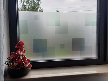 Folie geam autoadezivă Formes, Folina, model geometric gri verzui, translucidă, 100 cm lăţime