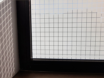 Folie geam autoadezivă Office Square, Folina, model cu pătrate albe, 122 cm lăţime