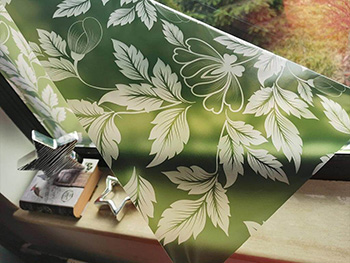 Folie geam autoadezivă, Folina, verde cu model floral -100 cm lăţime