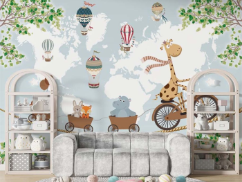 Fototapet copii girafă pe bicicletă și animale în vagoane – design animat și vesel, fundal harta lumii, vlies cu dimensiuni personalizabile