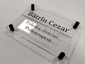Plăcuţă adresă, din plexiglass transparent și scris din vinil, cu text personalizat
