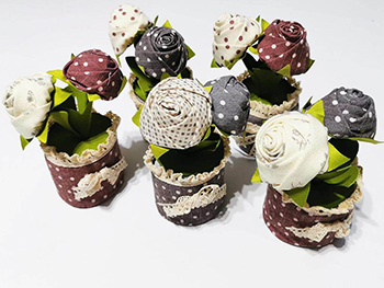 Săculeţ decorativ, în formă de ghiveci cu 2 trandafiri, material textil
