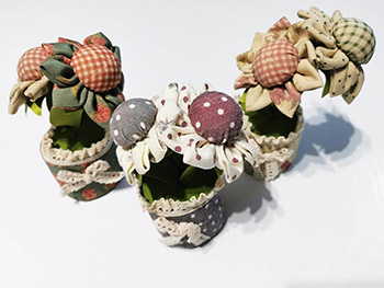 Săculeţ decorativ, ghiveci cu 2 flori, din material textil