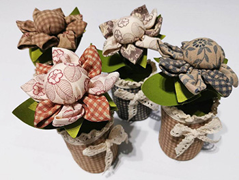 Săculeţ decorativ, în formă de ghiveci cu o floare, din material textil