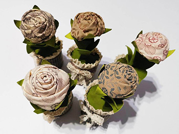 Săculeţ decorativ, ghiveci cu un trandafir, din material textil