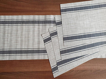 Set Napron şi 4 Placemats, gri cu dungi negre