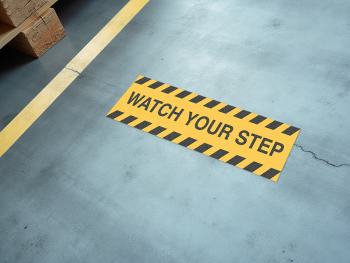 Sticker antiderapant pentru podea cu mesajul 'Watch your step', autoadeziv cu granulație grosieră, Folina, 60x16 cm, set 2 stickere