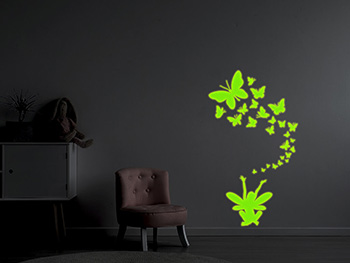 Sticker fosforescent Zâna cu fluturi, Folina, Glow in the dark, racletă de aplicare inclusă.