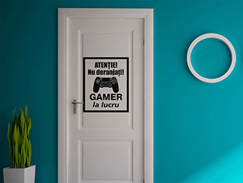 Sticker uşă Gamer la lucru, Folina, culoare neagră, dimensiune sticker 60x50 cm