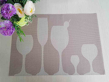Set 2 bucati suport farfurii din pvc bej, model pahare, cu 2 feţe, 45 x 30 cm
