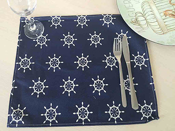 Suport farfurie textil, Folina, imprimeu cârme marine, albastru inchis, 42 x 30 cm