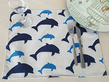 Suport farfurie textil, Folina, imprimeu cu delfini, multicolor, 42 x 30 cm