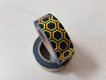 Bandă adezivă Washi Tape Gold Honeycombs, Folina, neagră cu hexagoane aurii 1.5 cm x 10 m banda-adeziva-washi-tape-honeycombs-3147